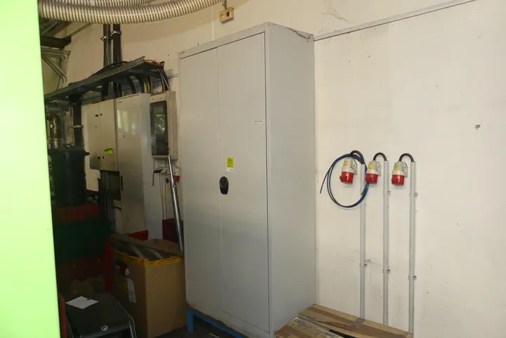 Schrank, mit Inhalt Maße in cm ca. 95 x 42 x 195